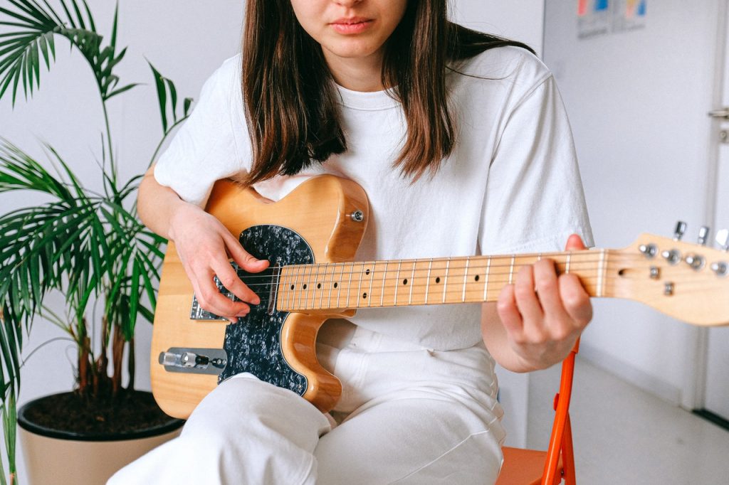 dziewczyna gra na gitarze
